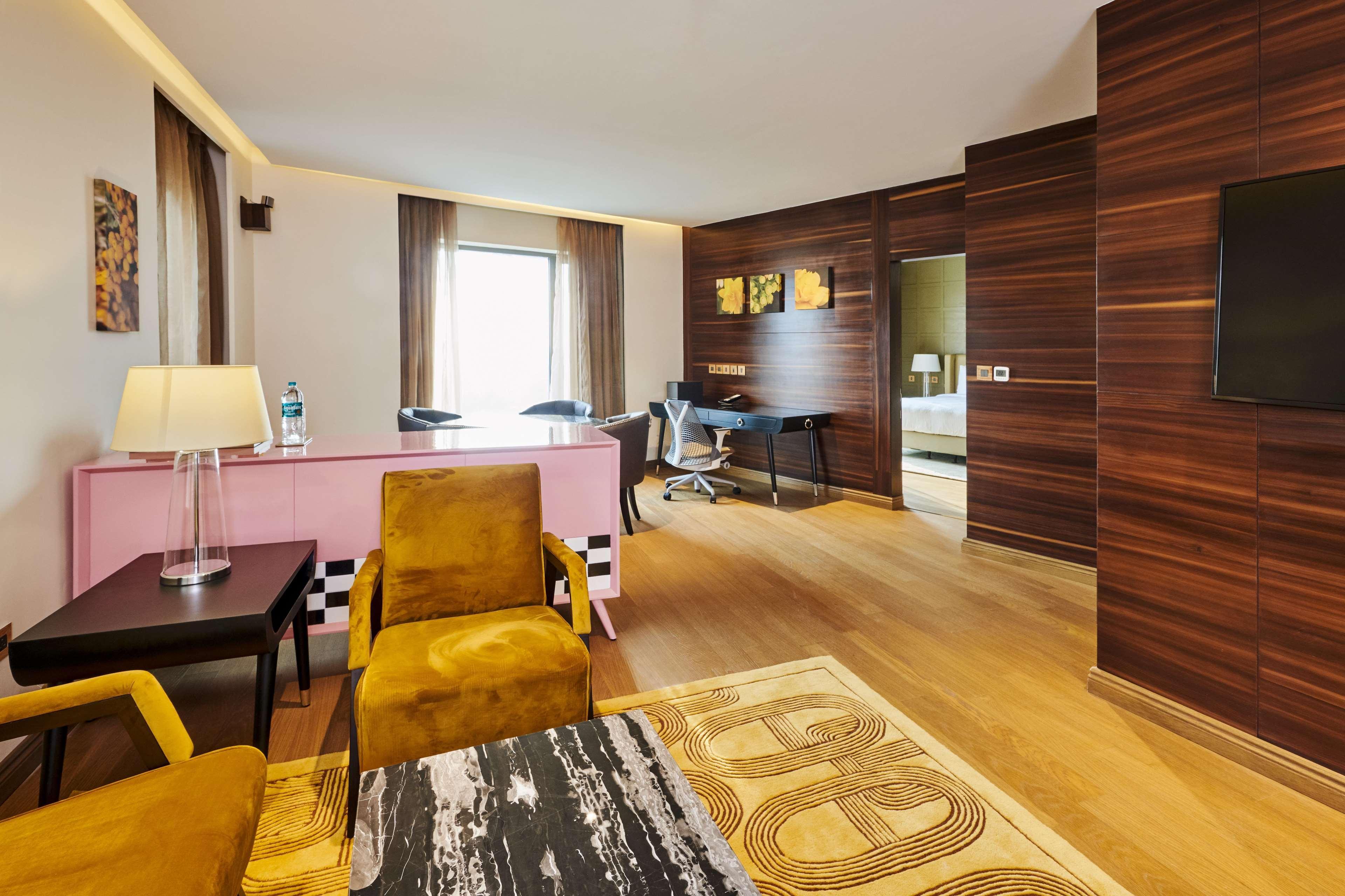 Hilton Garden Inn Lucknow Exteriör bild