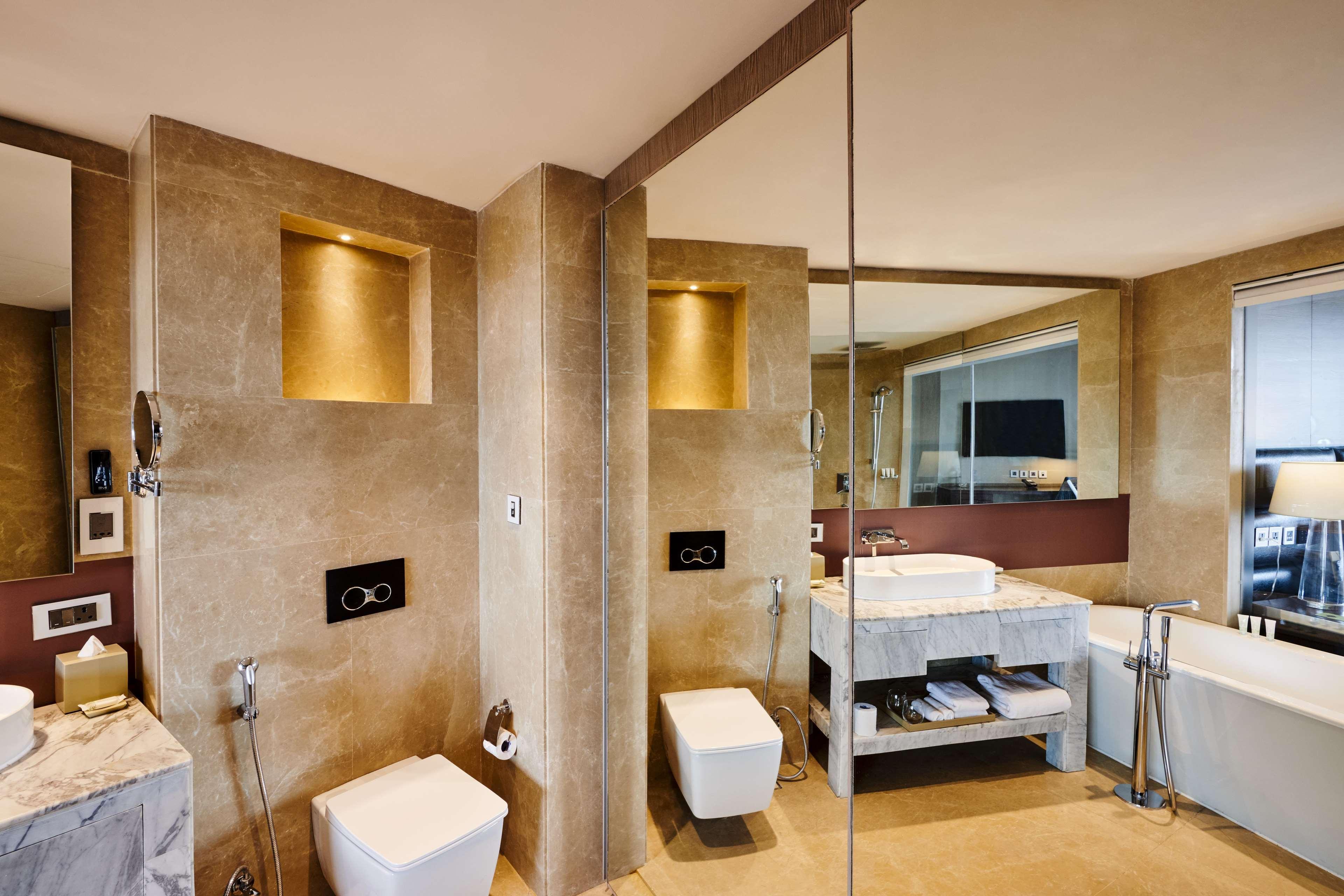 Hilton Garden Inn Lucknow Exteriör bild