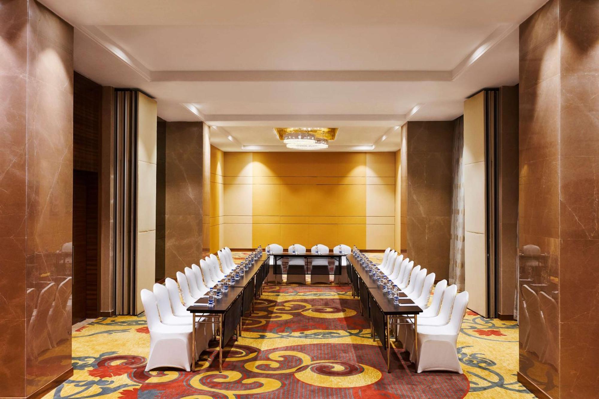 Hilton Garden Inn Lucknow Exteriör bild