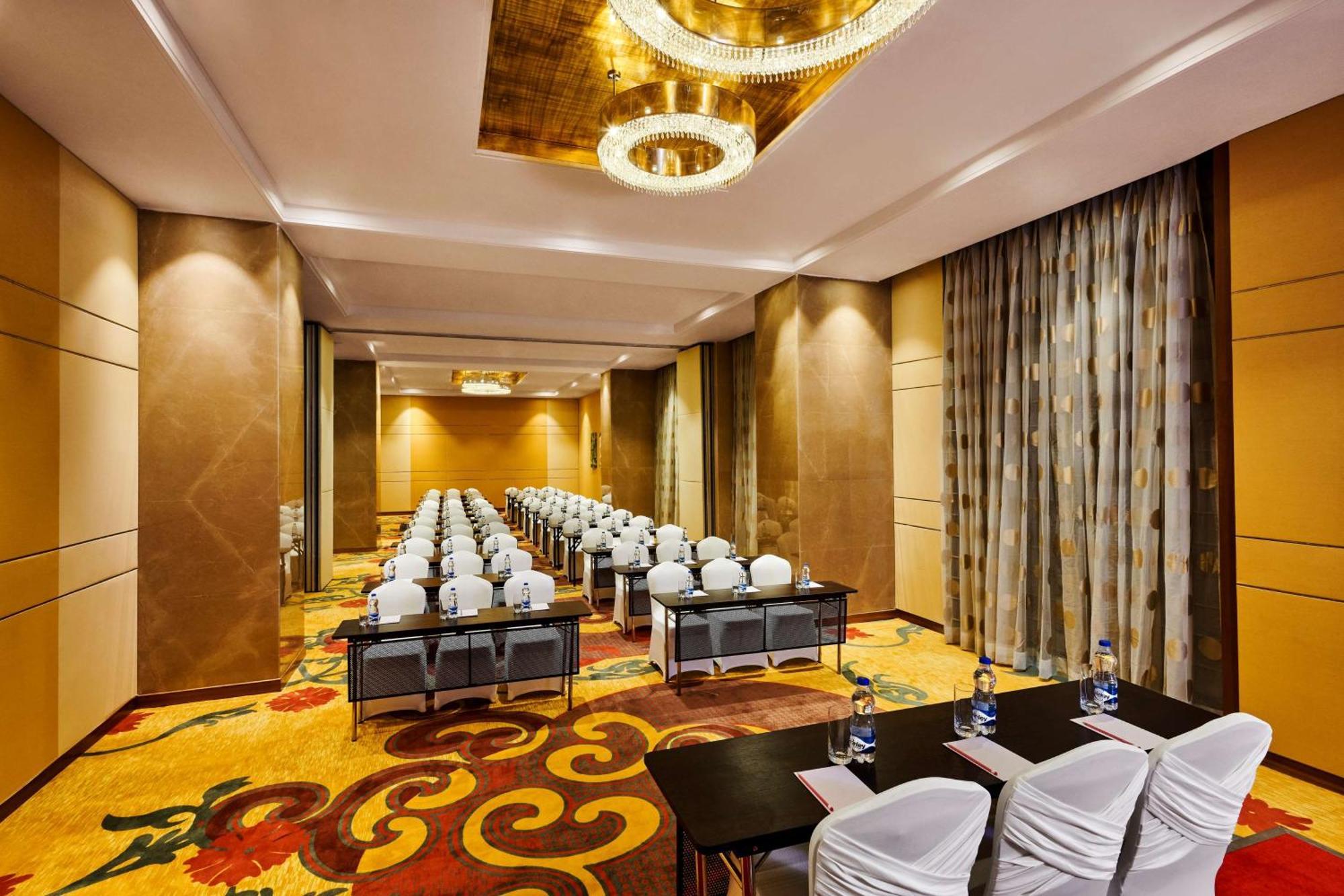 Hilton Garden Inn Lucknow Exteriör bild