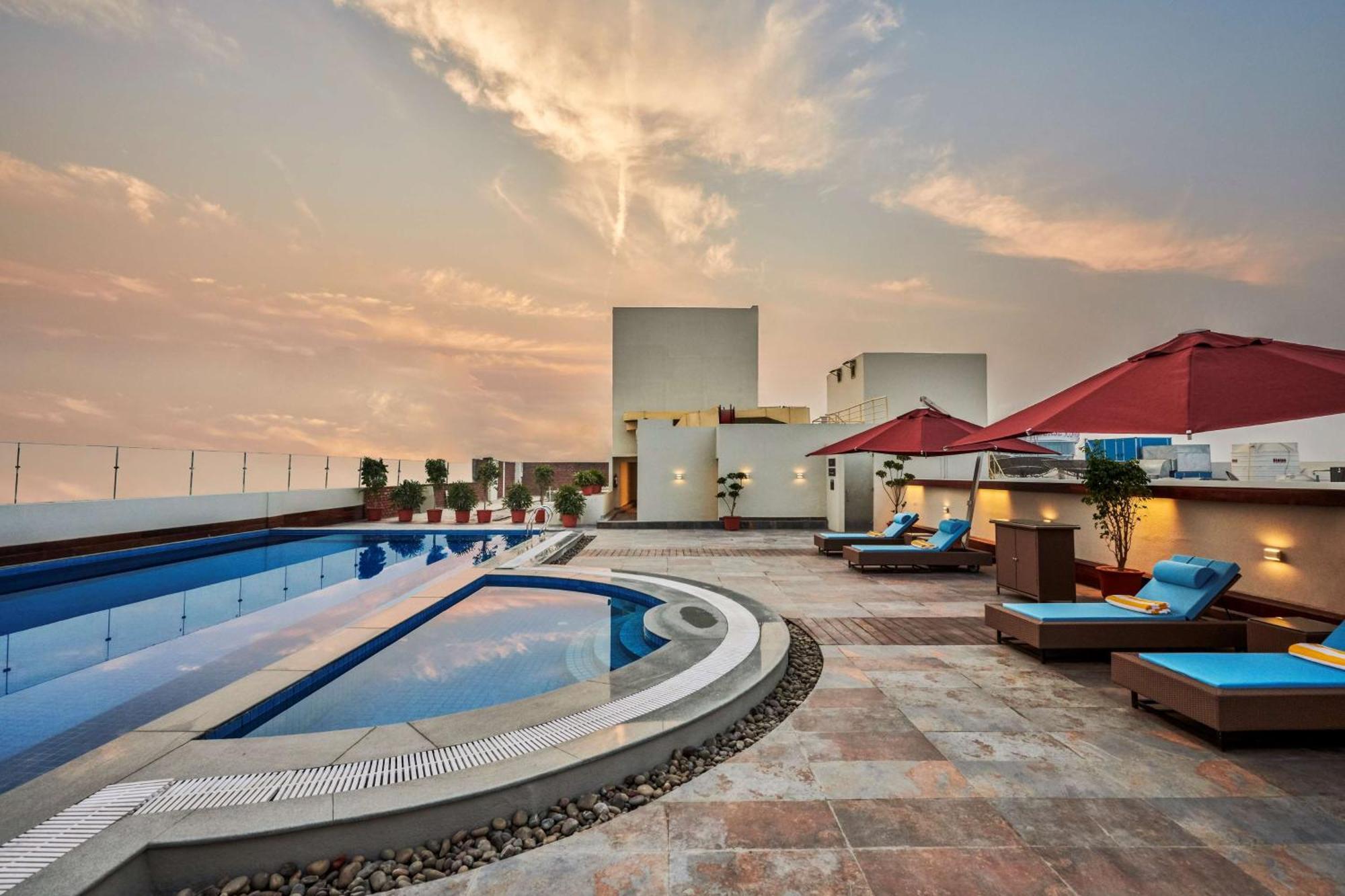 Hilton Garden Inn Lucknow Exteriör bild