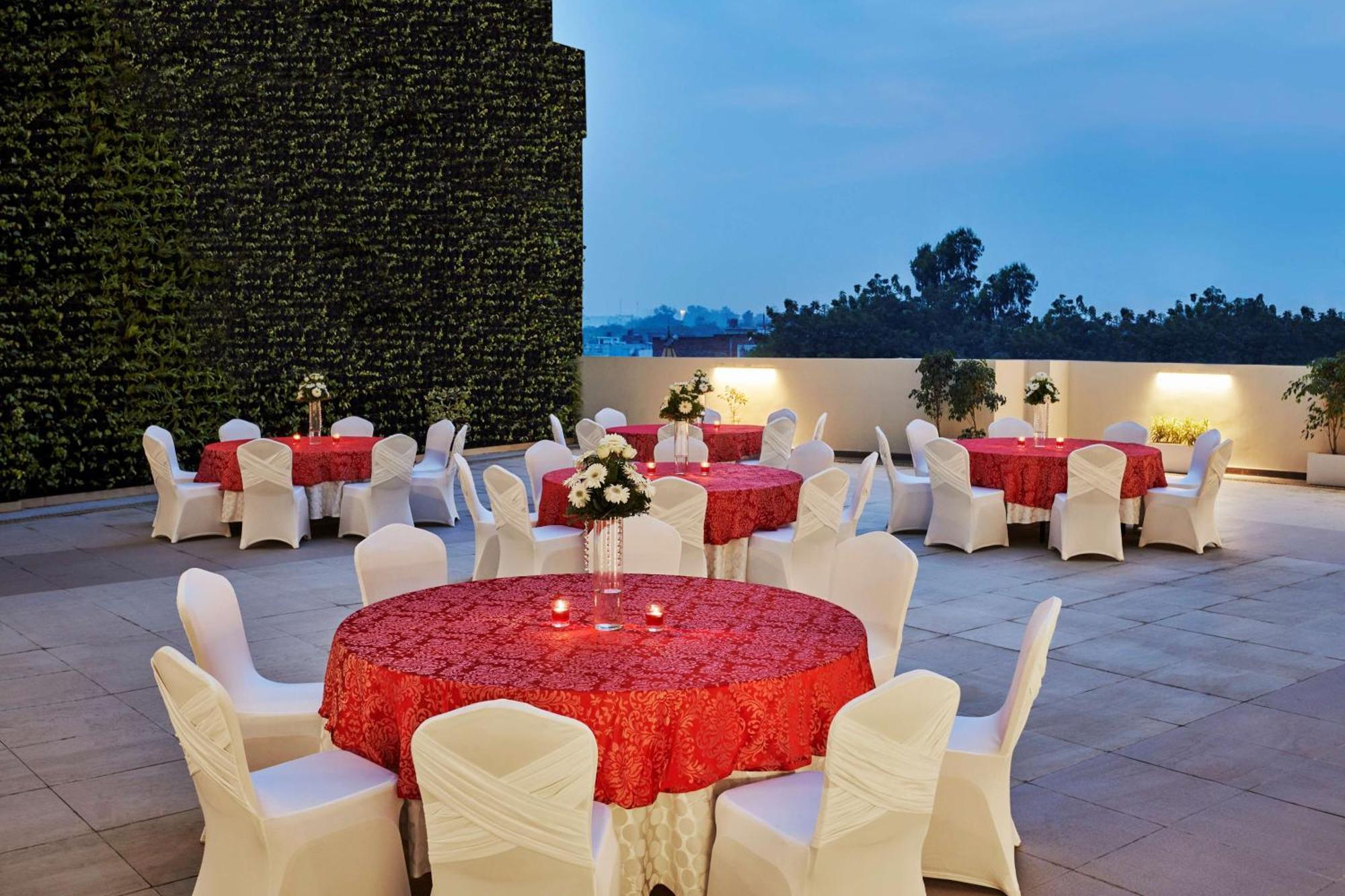 Hilton Garden Inn Lucknow Exteriör bild