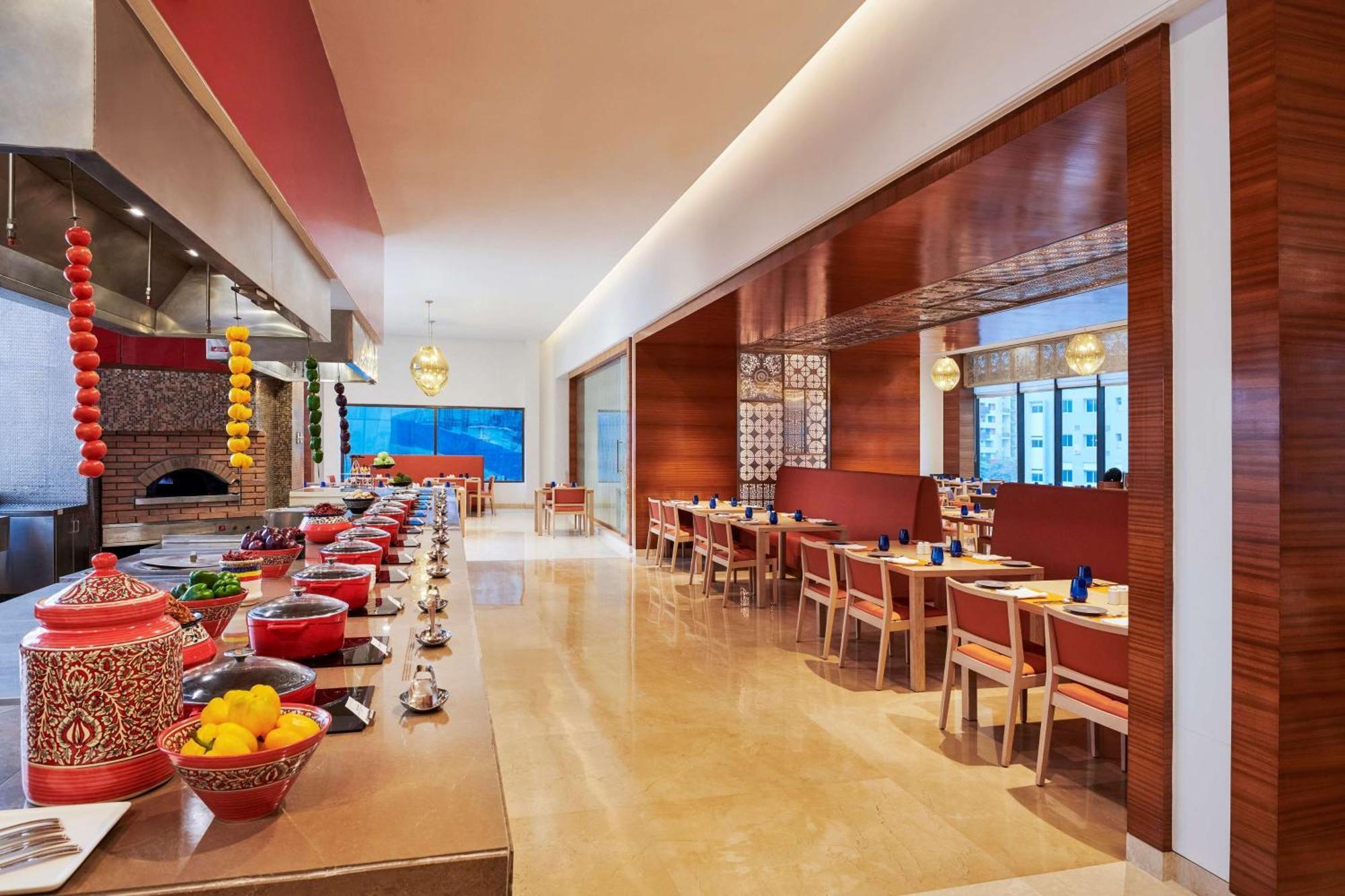 Hilton Garden Inn Lucknow Exteriör bild