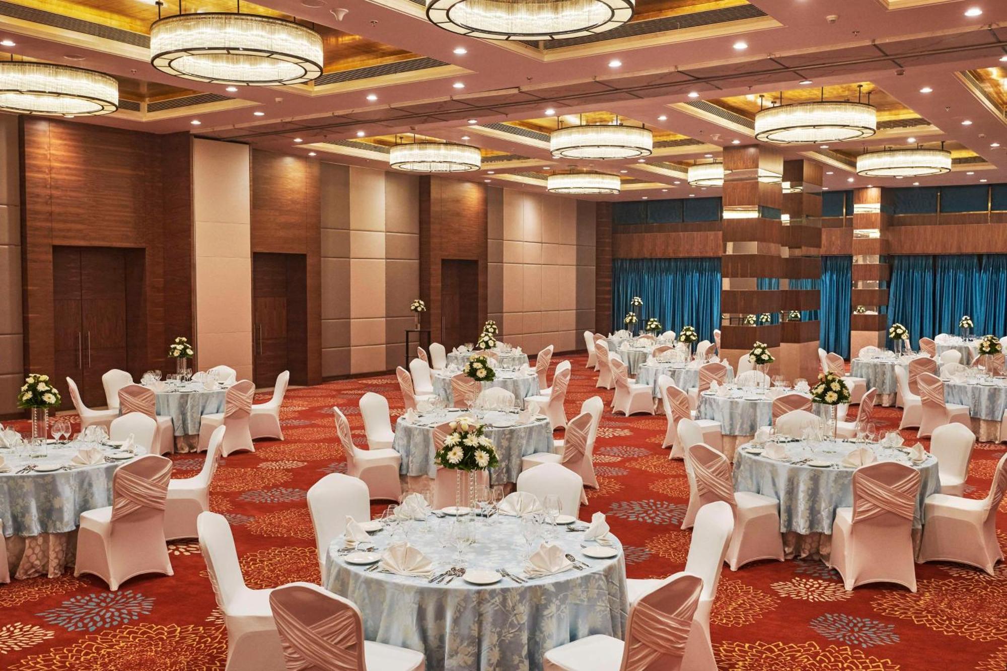 Hilton Garden Inn Lucknow Exteriör bild