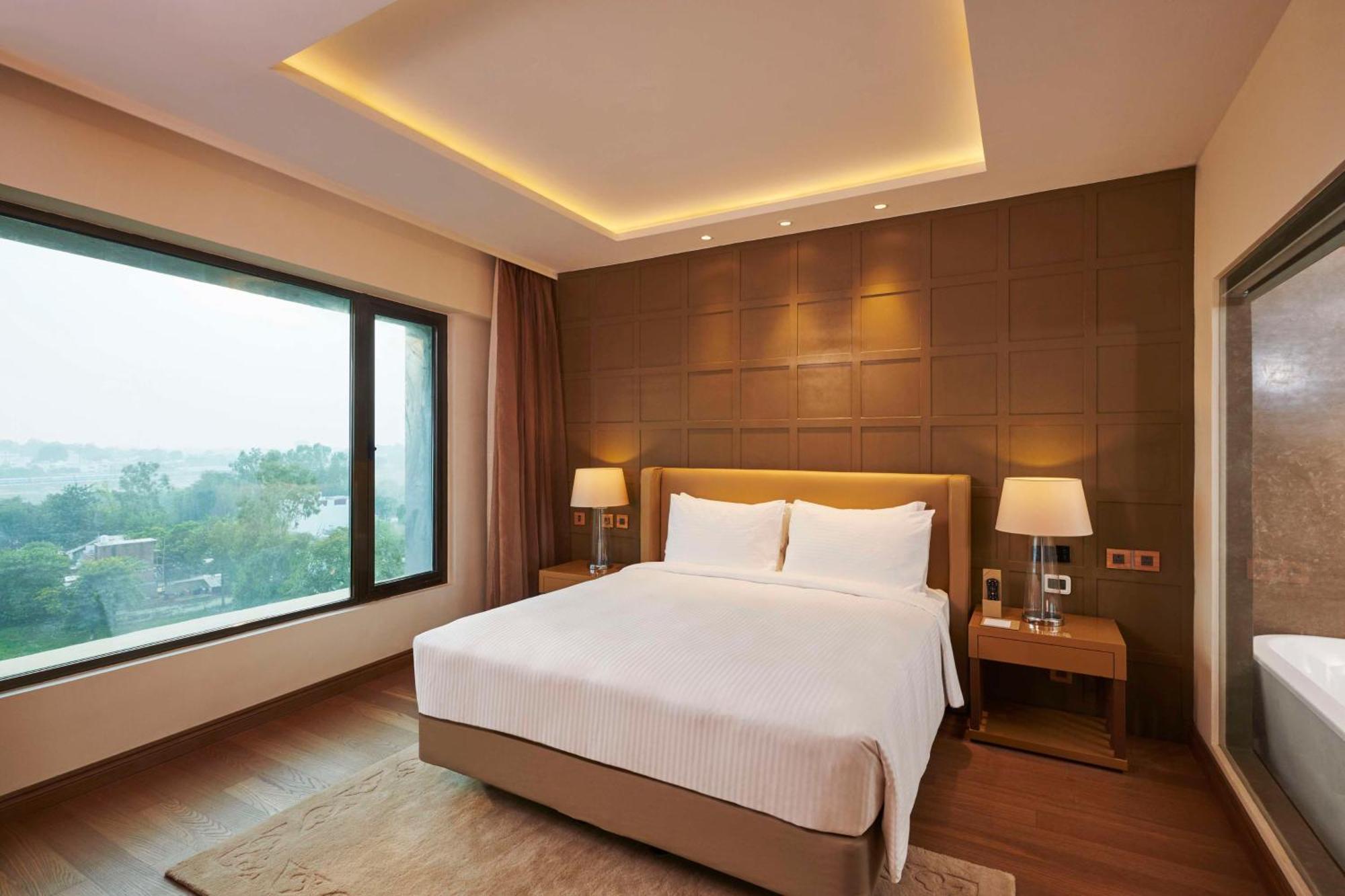 Hilton Garden Inn Lucknow Exteriör bild