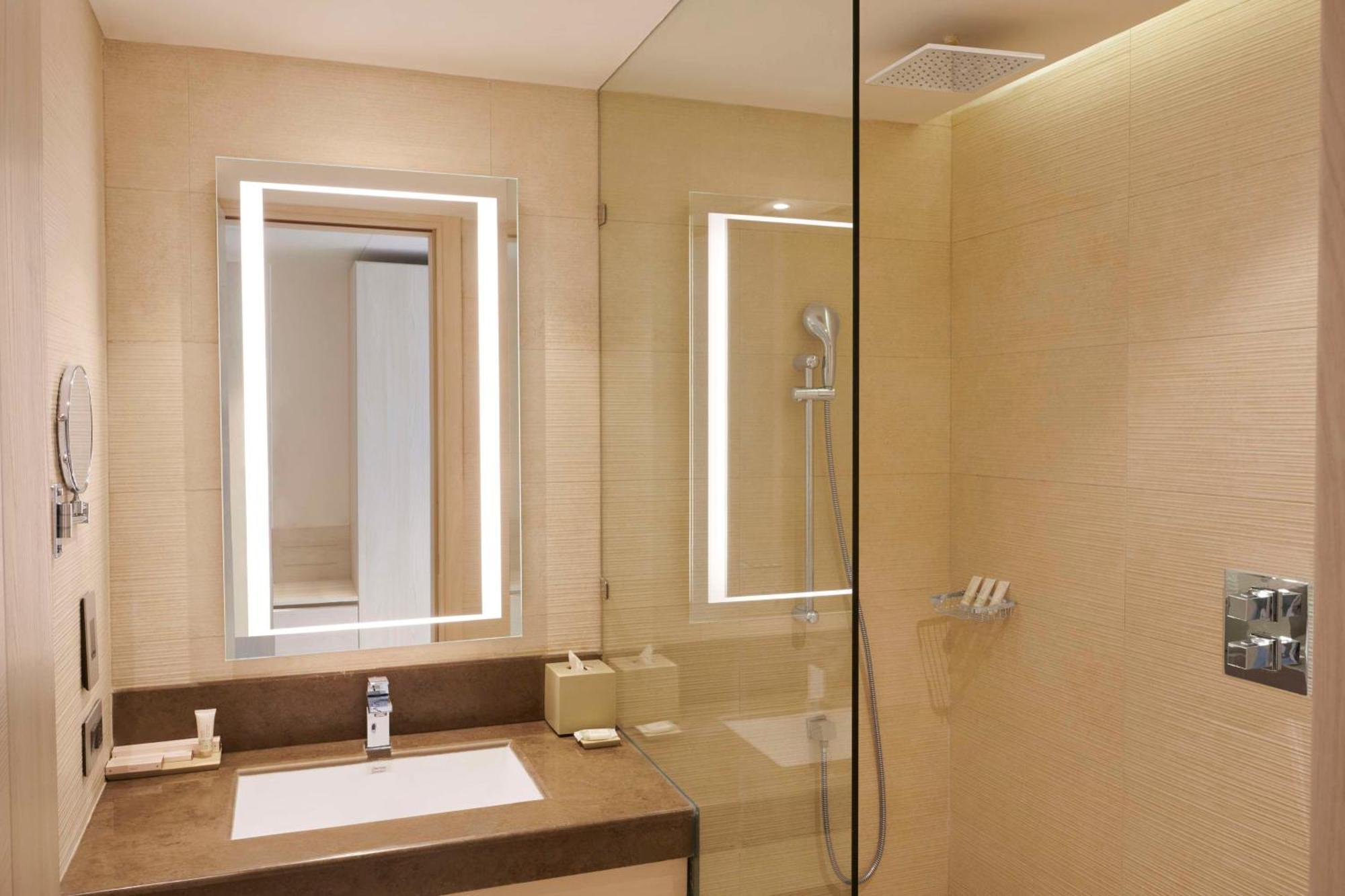 Hilton Garden Inn Lucknow Exteriör bild