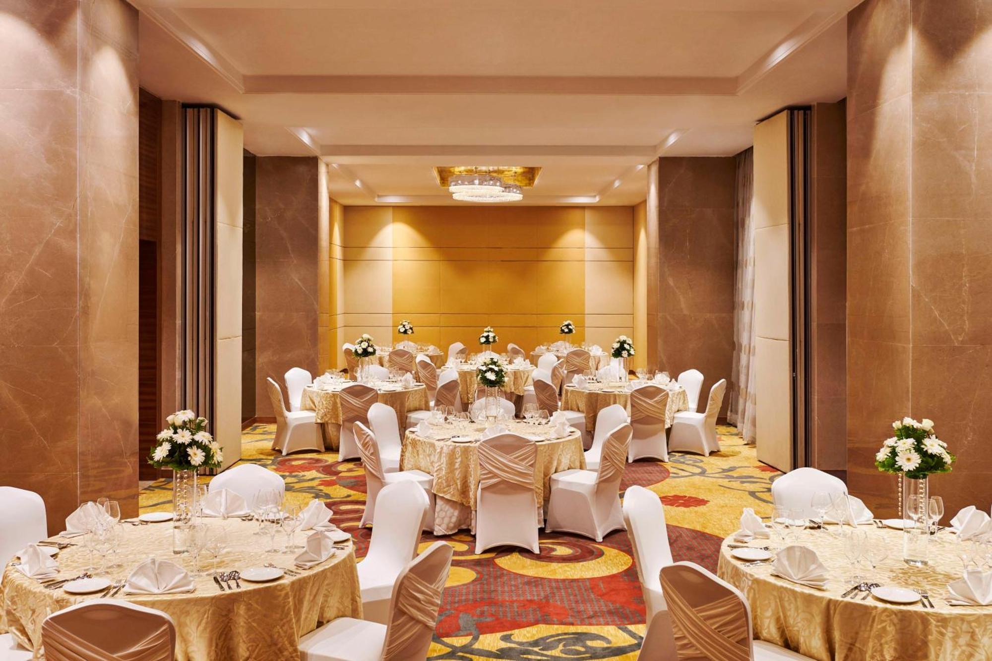Hilton Garden Inn Lucknow Exteriör bild